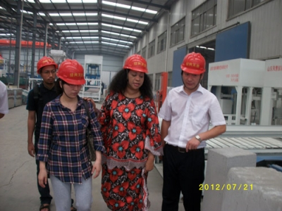 2012.7.21日坦桑尼亞總統(tǒng)夫人來(lái)我公司參觀指導(dǎo)、洽談合作